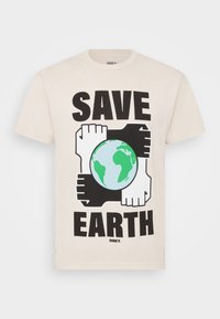 Tričko s černobílými rukama tvořícími čtverec kolem ilustrace Země, text "SPOLEČNĚ ZA ZEMI" nad a pod designem.