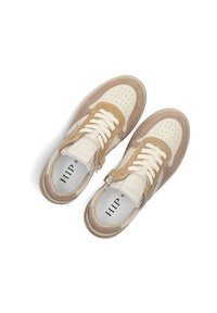 Sneakers in beige en crème, met een combinatie van glad leer en suède texturen, voorzien van geperforeerde details en witte veters.