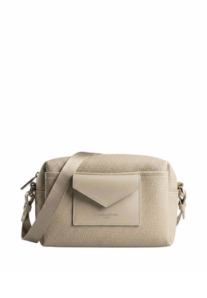 Sac bandoulière en cuir beige texturé avec poche avant en forme d'enveloppe et sangle d'épaule réglable, logo Lancaster Paris sur la poche.