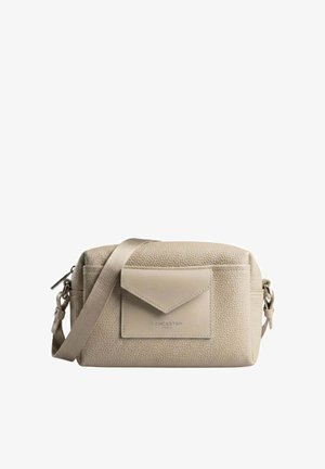 Sac bandoulière en cuir beige texturé avec poche avant en forme d'enveloppe et sangle d'épaule réglable, logo Lancaster Paris sur la poche.