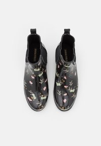 Svarta regnstövlar med glansigt ytskikt, prydda med ett blommönster i rosa, grönt och guldiga accenter. Ankellånga med elastiska sidopaneler.