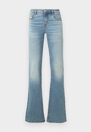 Bredde blå denimbukser med en falmet vask, som har knapp- og glidelås-lukking, fem-lomme-design og sydd detaljer på sømmene.