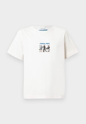 Bílé tričko s krátkým rukávem, které má malou grafiku pěti kráčejících členů posádky Pan Am a logo Pan Am v modré barvě.
