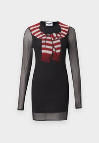 Μαύρο φόρεμα με μακριά μανίκια από διαφανές ύφασμα και σχέδιο τύπου μαντήλι με κόκκινες και λευκές ρίγες γύρω από το ντεκολτέ, με ετικέτα Moschino Jeans.