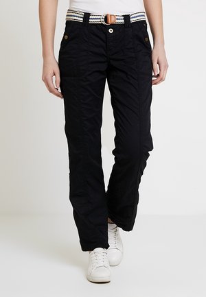 Zwarte broek met een comfortabele pasvorm, voorzien van een textuurstof, een gestreepte riem met een bruine gesp en voorzakken.