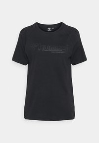 Camiseta negra de manga corta con cuello redondo, con un logo de Hummel texturizado y sutil lettering en la parte frontal. Material de algodón suave.