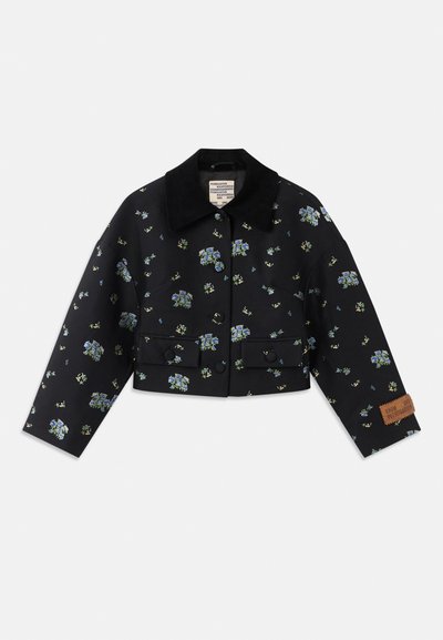 Skraćena crna jakna s cvjetnim vezom u plavoj i zelenoj boji. Ima crnu ovratnik, dva dugmeta i brendiranu zakrpu na rukavu.