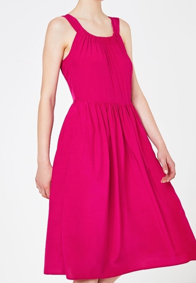 Vestido sin mangas de color rosa brillante con escote fruncido, cintura ajustada y falda acampanada. Hecho de una tela ligera, de textura suave.
