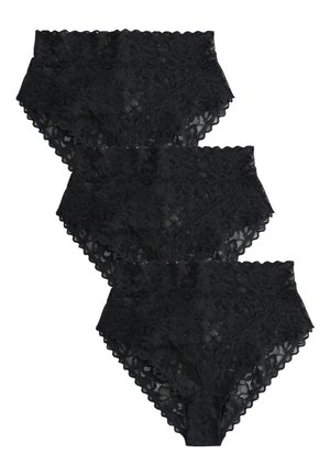 Tri čierne čipkované nohavičky s vysokým pásom naskladané, zdobené kvetinovými vzormi a zvlnenými okrajmi na bielom pozadí.