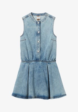 Vestido sin mangas de mezclilla en azul claro, con botones delanteros, cintura fruncida y falda plisada. Cuenta con dos bolsillos laterales y detalles con costuras.