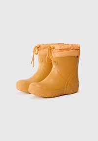 Bottes de pluie en caoutchouc jaunes avec un col en tissu orange doux et froncé, dotées de cordons de serrage et de semelles texturées pour une meilleure traction.