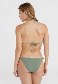Olivgrön bikini med texturerad yta, med ett halterneckband och justerbara sidor på underdelen, minimal märkning på baksidan.