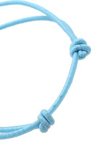 Ljusblå, flätad snörarmband med en dekorativ knutdetalj. Slät textur med rund form, utformad för bärbarhet.