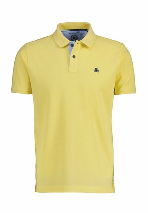 Polo amarillo de manga corta con dos botones y pequeño logo oscuro en el pecho izquierdo.