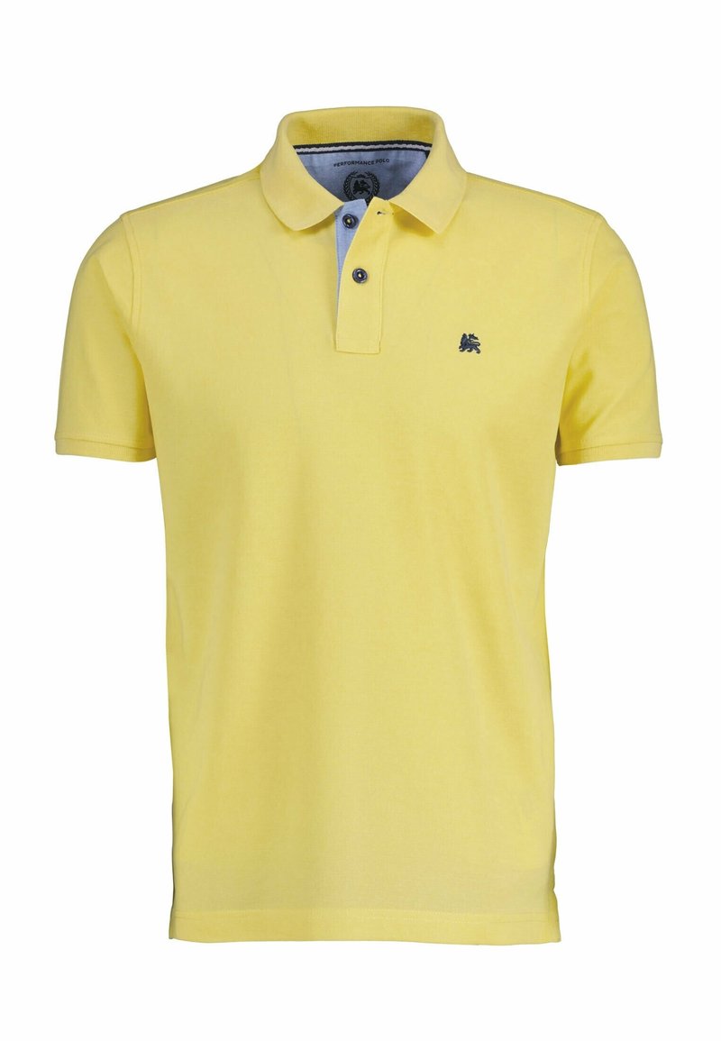 Polo jaune à manches courtes avec deux boutons et petit logo sombre sur la poitrine gauche.