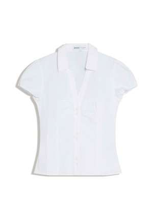 Bílá krátká halenka s knoflíky, límečkem a mírně nafouklými rukávy, střih na tělo, od značky Bershka.