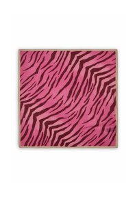 Roze stof met een zebra-patroon in donkerroze en bordeauxrood. Afgewerkt met een lichte rand. De textuur lijkt zacht en glad te zijn.