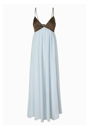 Maxikleid mit einem taillierten braunen Oberteil und einem fließenden hellblauen Rock. Verfügt über dünne Spaghetti-Träger und ein Bindedetail an der Vorderseite. Glatte Stofftextur.