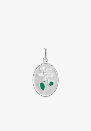 Pendentif en argent avec un design ovale, un fond texturé, une fleur blanche et deux accents de feuilles vertes.