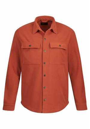 Rustrød fleece skjorte med spids krave, trykknaplukning og to brystlommer. Glat tekstur, lange ærmer og klassisk pasform.