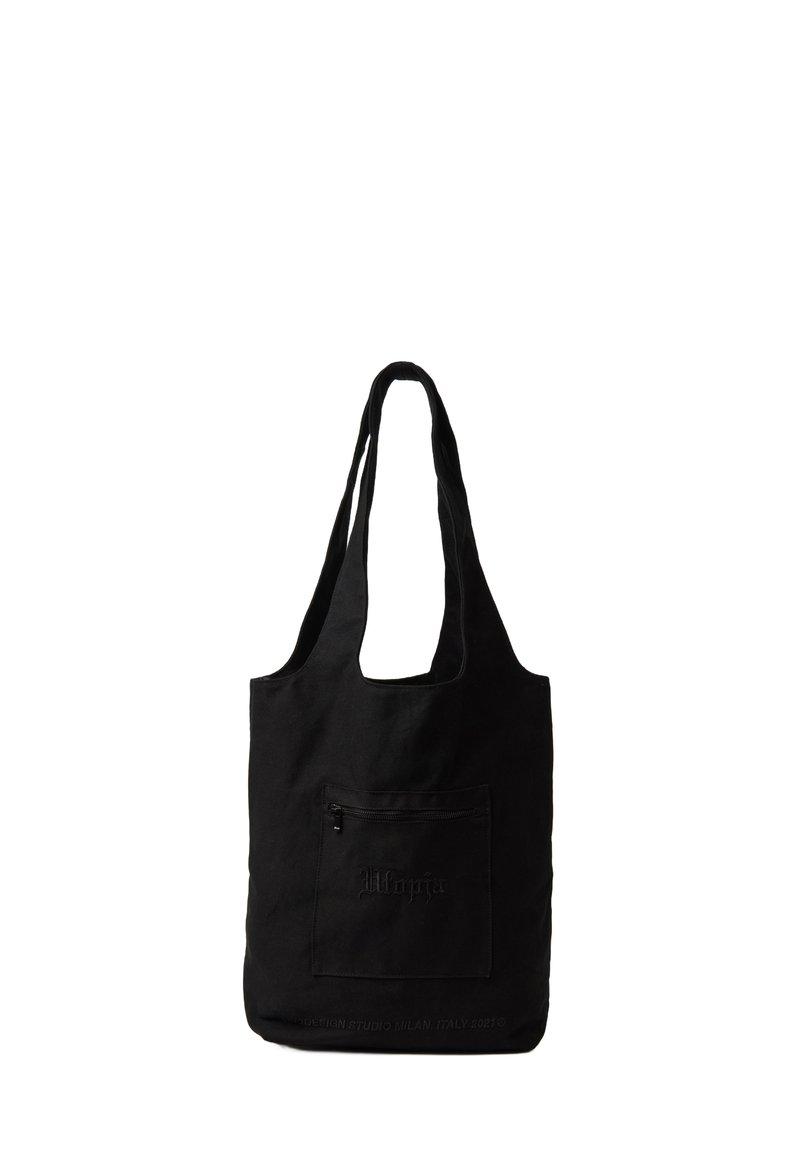 Bolso tote negro hecho de lona, con un bolsillo con cremallera en la parte frontal y asas gruesas. Acabado texturizado con detalle del logo en relieve.