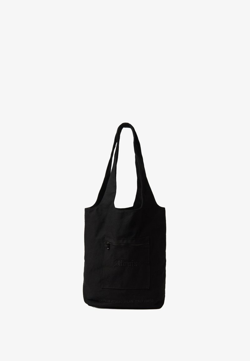 Bolso tote negro hecho de lona, con un bolsillo con cremallera en la parte frontal y asas gruesas. Acabado texturizado con detalle del logo en relieve.