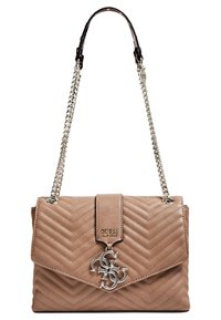 Sac à main matelassé beige avec un design structuré, une bandoulière en chaîne argentée et un logo distinctif sur le rabat avant.