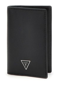 Portefeuille en cuir noir avec une finition texturée, logo en métal triangulaire et bords cousus ; design pliable pour tenir des cartes et des billets.