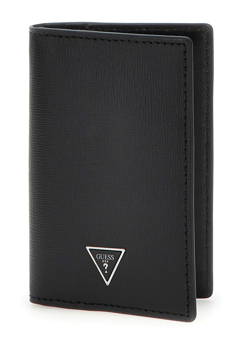 Portefeuille en cuir noir avec une finition texturée, logo en métal triangulaire et bords cousus ; design pliable pour tenir des cartes et des billets.