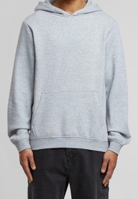 Sudadera con capucha gris hecha de una tela suave, que incluye un bolsillo frontal, puños acanalados y una capucha con cordón. Ajuste clásico y diseño sencillo.