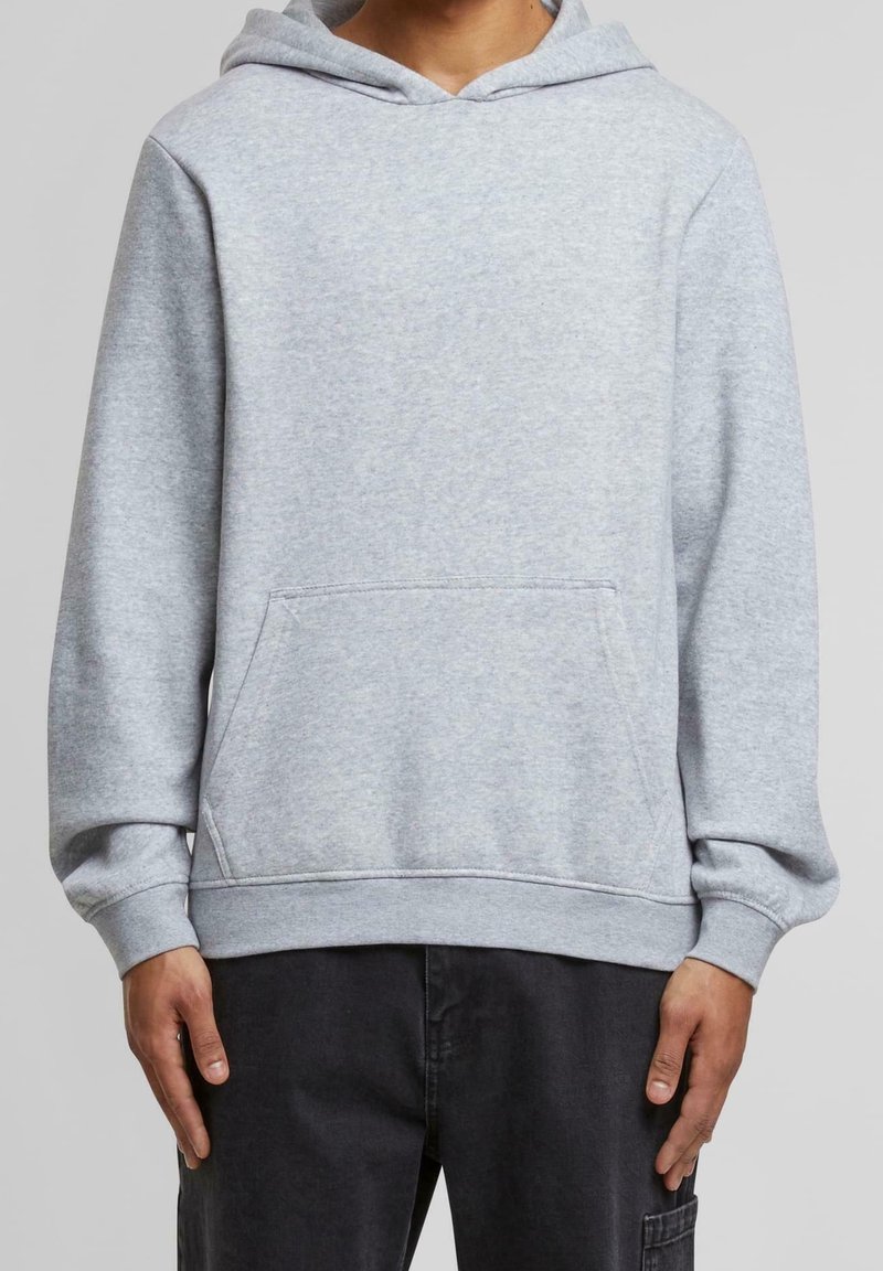 Sudadera con capucha gris hecha de una tela suave, que incluye un bolsillo frontal, puños acanalados y una capucha con cordón. Ajuste clásico y diseño sencillo.