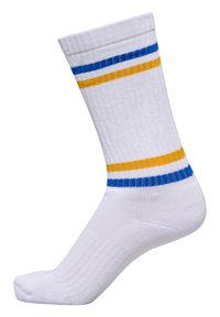 Biała bawełniana skarpetka o żebrowanej fakturze z niebieskimi i żółtymi paskami blisko górnej krawędzi. Skarpetka ma standardową wysokość do kostki i bezszwowy palec.