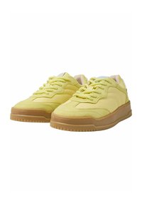 Baskets en suède jaune avec des accents texturés, semelle extérieure en caoutchouc gomme contrastante et lacets ronds. Présente un design bas et un col rembourré.