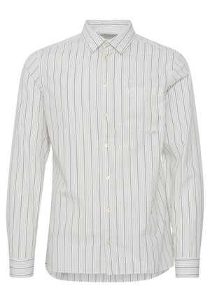 Valkoinen nappipaita, jossa on pystysuuntaiset siniset ja vaaleanharmaat raidat, rintatasku ja nappivartta. Suuri kankaan rakenne.