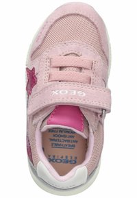 Růžová sportovní bota s vrchní částí z prodyšné síťoviny a semiše, s akcentem hvězdy, suchým zipem a bílou podrážkou. Prodyšná stélka pro pohodlí.
