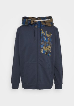 Dunkelblauer Kapuzenpullover mit Reißverschluss, mit camouflagegemusterter Kapuze und passenden diagonalen Camouflage-Streifen auf der linken Brust, ausgestattet mit Fronttaschen und Kordelzügen.