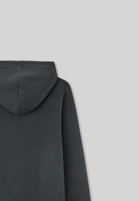 Ciemnoszara bluza z kapturem o gładkiej teksturze, z regulowanym kapturem i przeszytymi szwami. Widok z tyłu podkreśla prosty, minimalistyczny design.