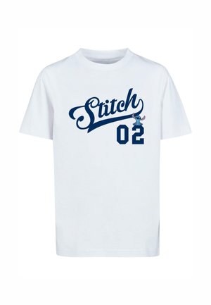 Weißes Baumwoll-T-Shirt mit navyblauem "Stitch"-Schriftzug und der Nummer "02", ergänzt durch eine kleine Grafik eines Cartoon-Charakters. Kurze Ärmel.