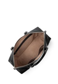 Zwarte leren handtas met een ritssluiting, met een ruime binnenkant met een gladde beige voering en een binnenzak met ritssluiting.