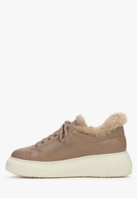 Tan leren sneaker met een fluffy crèmekleurige kraag, ronde neus, dikke witte zool en metallic oogjes voor de veters.