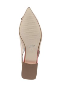 Beige hoge hak schoen met een puntige teenontwerp, gestructureerde zool en roze accenten aan de binnenkant, gemarkeerd met maat 37 en "Made in Italy."