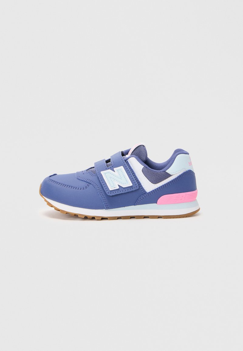 Baskets New Balance bleu et rose avec deux bandes velcro, accents blancs et bleu clair, et semelle en gomme sur fond blanc.