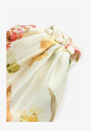 Blomsterhåndtaske i blødt, let materiale i cremefarve med abstrakte akvarelmønstre i pink, orange og grøn. Lukning med dekorative knapper.