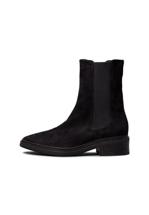 Bottine Chelsea en daim noir avec panneau latéral élastique et petit talon bloc, vue de côté sur fond blanc.