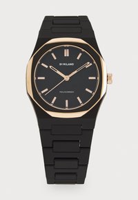 Montre en polycarbonate noir avec un boîtier octogonal et des accents en or rose. Dotée d'un cadran noir avec des index horaires minimalistes et un bracelet en caoutchouc.