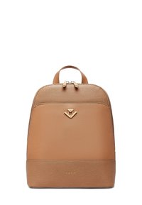 Přírodní kožený batoh s hladkým povrchem, zaobleným tvarem a zlatými detaily. Obsahuje horní ucho a logo značky na přední straně.