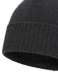 Grijze gebreide muts met geribbelde structuur. De stof is zacht en heeft een getextureerd oppervlak, met een omgevouwen boord voor een goede pasvorm.