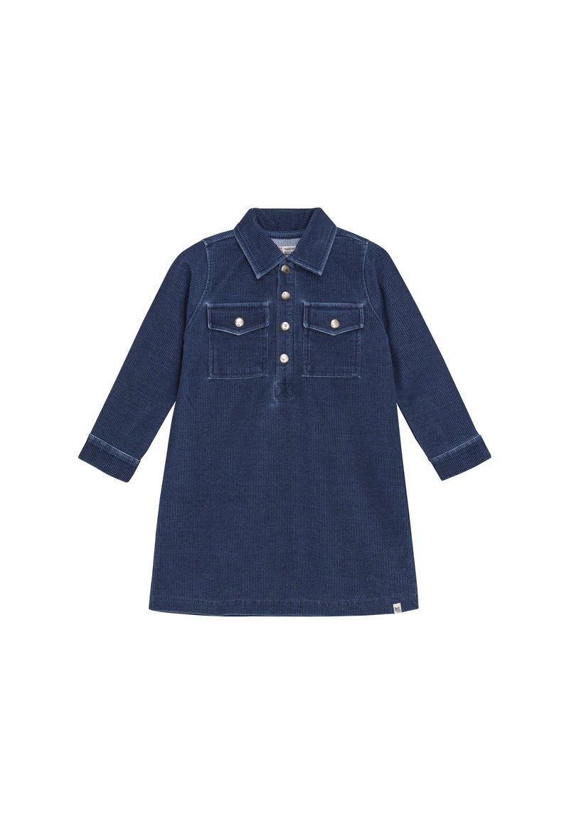 Granatowa sukienka z długim rękawem z zamszowej tkaniny, z kołnierzykiem, z przodu zapinana na guziki oraz z dwiema kieszeniami na piersi zapinanymi na guziki.