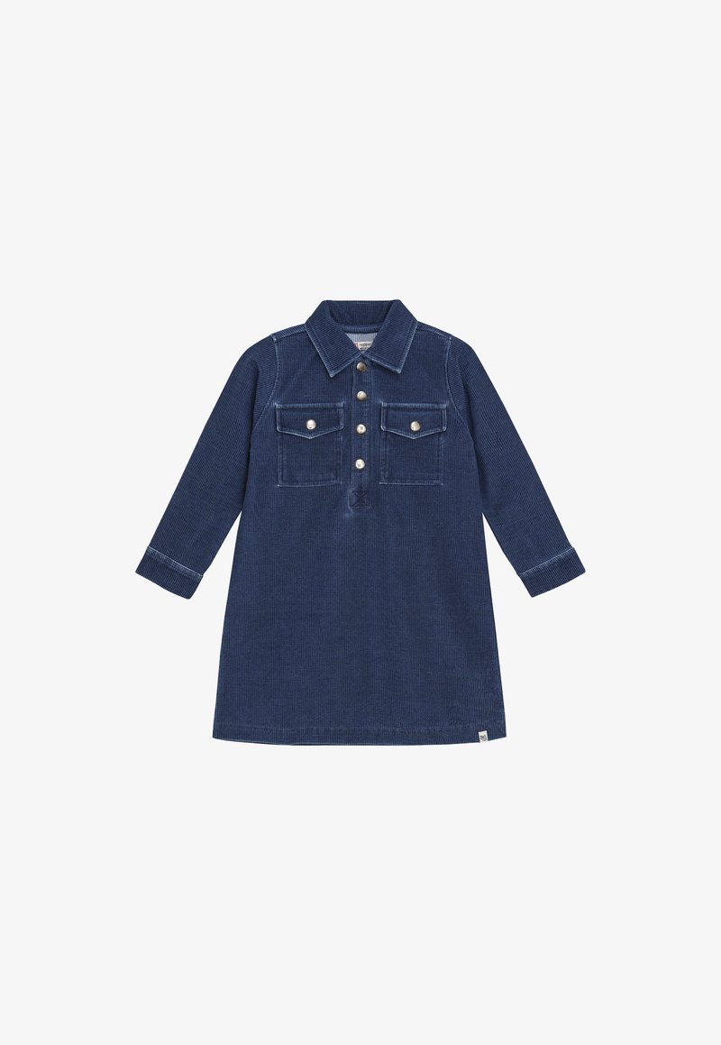 Granatowa sukienka z długim rękawem z zamszowej tkaniny, z kołnierzykiem, z przodu zapinana na guziki oraz z dwiema kieszeniami na piersi zapinanymi na guziki.