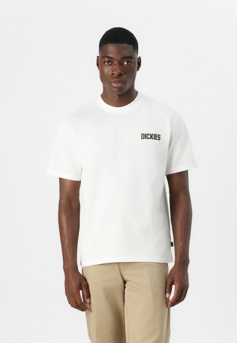 T-shirt bianco in cotone con logo nero "DICKIES" sul lato sinistro del petto. Maniche corte e design a scollo rotondo standard.